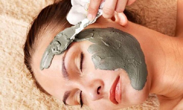 Applicare una maschera per il ringiovanimento