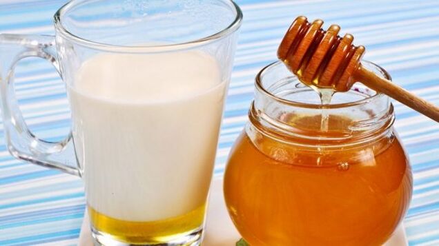 Kefir con miele per il trattamento ringiovanente della pelle delle mani