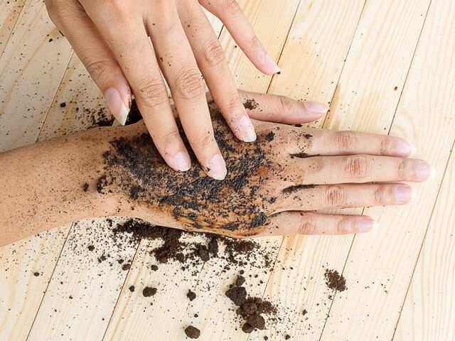 Peeling manuale con sale e caffè