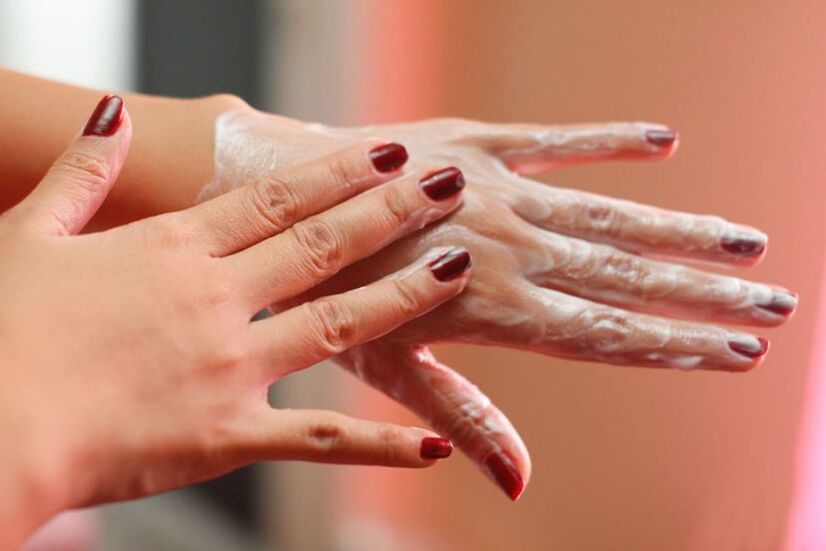 Applicare una crema sulle mani per il ringiovanimento della pelle